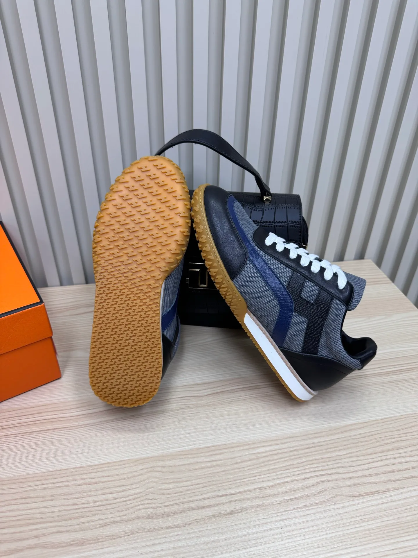 👟👟Ex-factory price 600👟👟 Hermes / Top version #couple style 24ss casual sneakers Suede goatskin sneakers decorated with contrasting patterns and iconic "H" details, beautifully packaged at the delivery counter🛍📦 Fabric: suede + down cloth Lining: mixed sheep lining Outsole: original TPU Bottom thickness: 2CM Size: 35-45